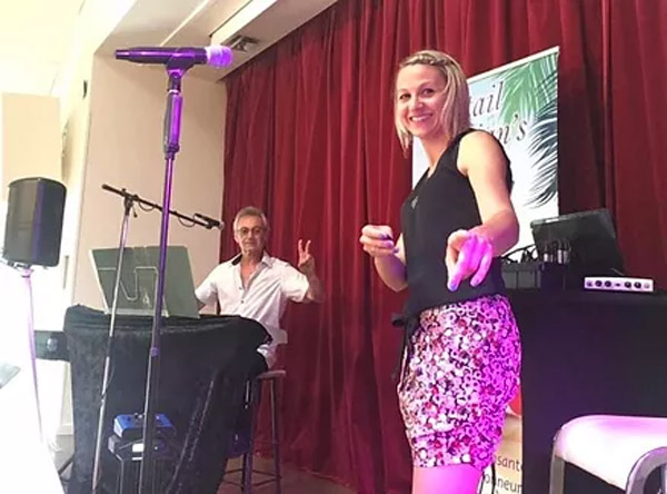 Christelle Cochard et Stephane en représentation aux arènes de Doué-la-Fontaine pendant les journées de la Rose