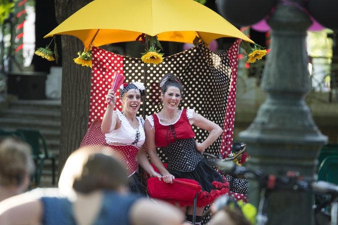 Miss Trinquettes, spectacle de rue et cabaret, chants marins, en représentation aux arènes de Doué-la-Fontaine pendant les journées de la Rose