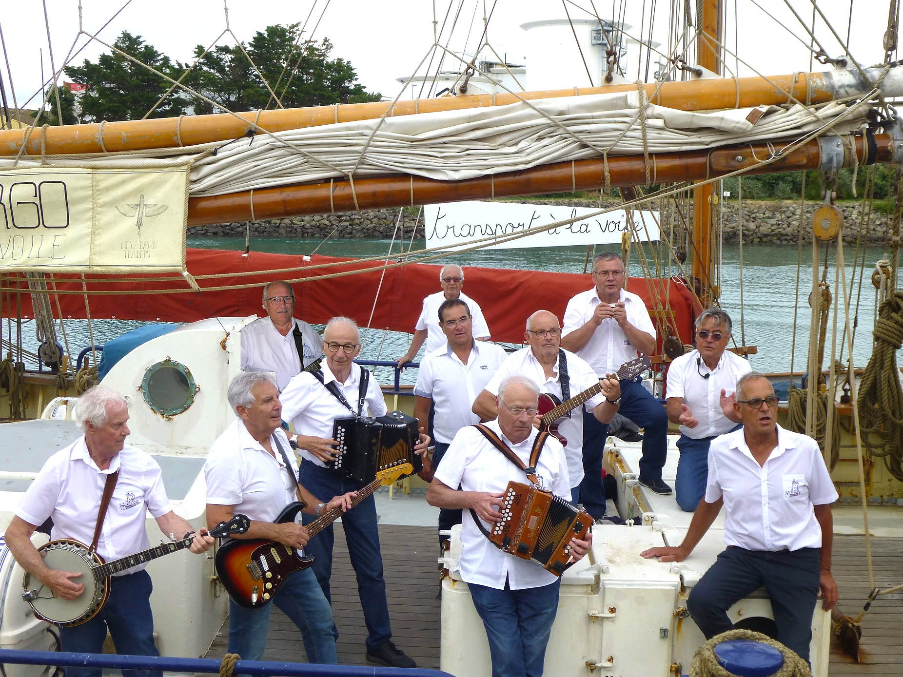 Force 5, chants marins, en représentation aux arènes de Doué-la-Fontaine pendant les journées de la Rose