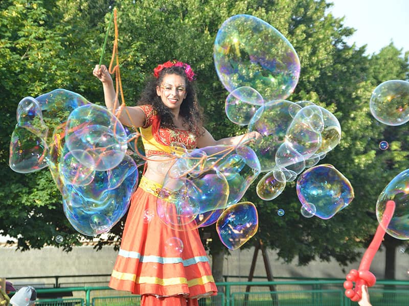 Les Bulles géantes, Soraya Echassière  maquillage pour enfants,sculpture de ballons, danse sur échasses, en représentation aux arènes de Doué-la-Fontaine pendant les journées de la Rose