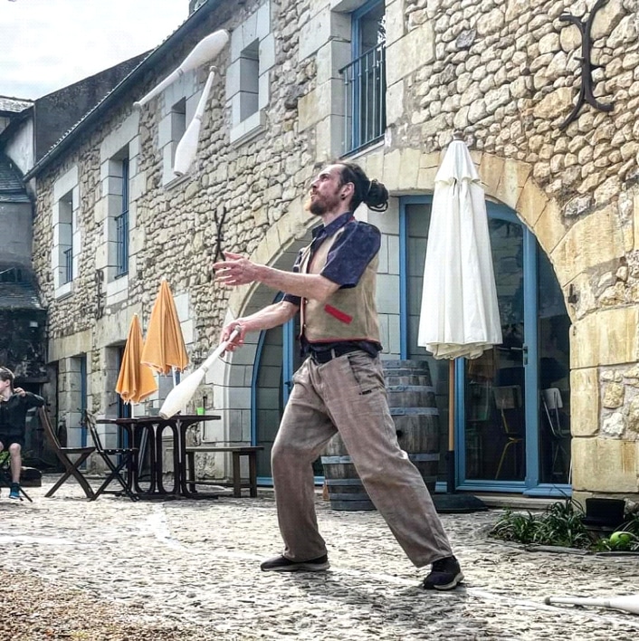 Jongleur en représentation à Doué-la-Fontaine lors des journées de la Rose 2023