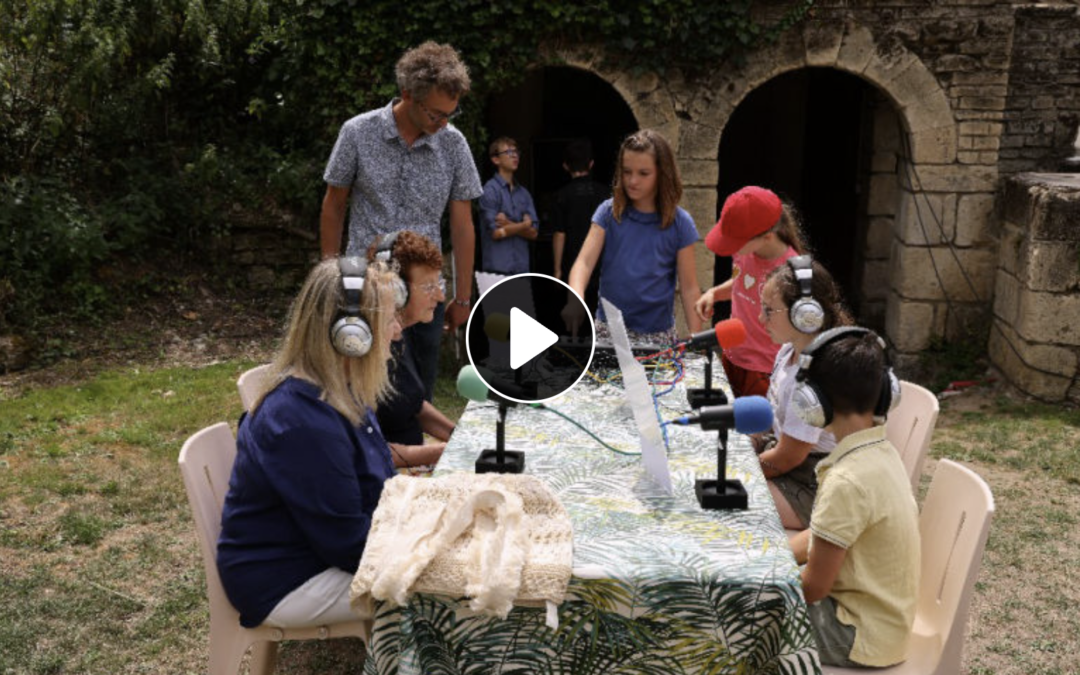 Les bénévoles répondent aux questions de Radio Doué lors de l’édition 2023 (1/2)