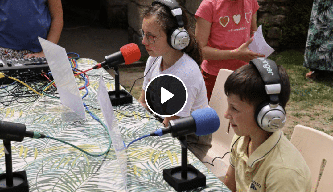 Les bénévoles répondent aux questions de Radio Doué lors de l’édition 2023 (2/2)